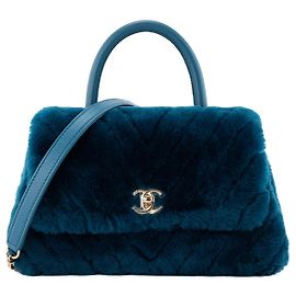 CHANEL - Bolsa de ombro Coco Handle Chanel em shearling chevron e couro azul