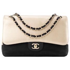 CHANEL - Bolso de hombro Classic/Timeless Jumbo Chanel en piel de caviar dorada y piel lisa negra