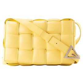 BOTTEGA VENETA - Bolso de hombro Bottega Veneta Padded Cassette en cuero amarillo