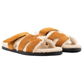 HERMÈS - Chypre Hermès Sandalen aus braunem Ziegenvelours und beigem Lammfell (T44)