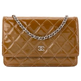 CHANEL - Bolsa de ombro Classique/Timeless Wallet On Chain Chanel em couro envernizado marrom