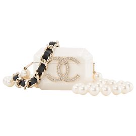 CHANEL - Colar Porta Airpods Chanel em plástico e pérolas bege