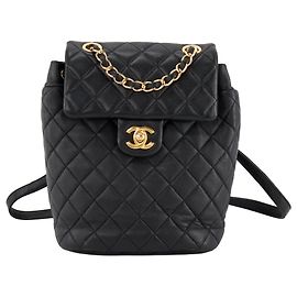 CHANEL - Mochila Classique/Timeless Chanel em couro liso preto