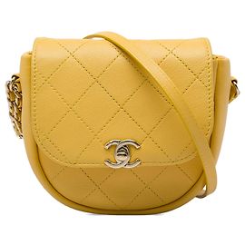 Gelbe Chanel gesteppte Ziegenleder Crossbody-Tasche mit Klappe für entspannte Reisen