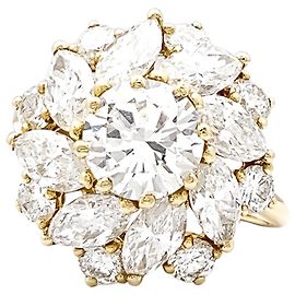Anel Cartier, "Marguerite", diamantes centrais 1,57 carat, ouro amarelo.