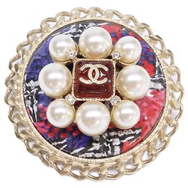 Broche redondo Chanel A15S de tweed y perlas Gripoix con logo Coco Mark