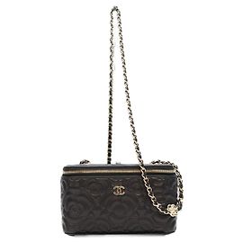 Borsa a tracolla Vanity in pelle goffrata Camellia nera con catena Chanel