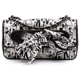 Bufanda Coco Mademoiselle Chanel de seda blanca y piel de cordero
