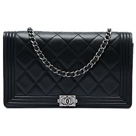 Chanel Boy Wallet On Chain em pele de cordeiro acolchoada preta