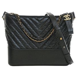Chanel Gabrielle Crossbody de piel de becerro envejecida iridiscente negra Medium Chevron