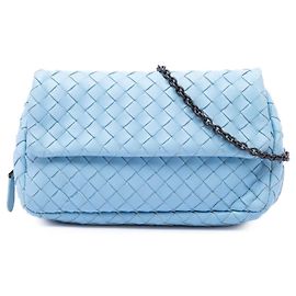 Bottega Veneta Mini Borsa a Tracolla con Patta e Catena Espandibile in Nappa Intrecciato Blu