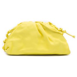 Bottega Veneta The Mini Pouch Crossbody en piel de cordero amarilla