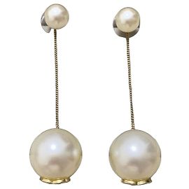 Brincos pendentes Chanel de pérolas com logo CC