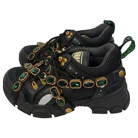 Gucci Sneaker aus schwarzem Leder mit Schmucksteinen