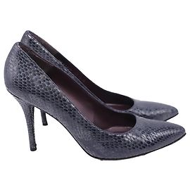 Stuart Weitzman spitze Pumps aus dunkelblauem Leder in Schlangenleder-Optik