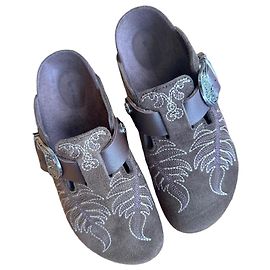 Birkenstock x Etro Zuecos de gamuza marrón bordados