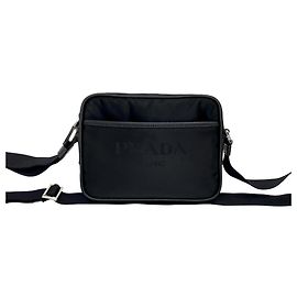 Mini bolso de hombro Prada en negro