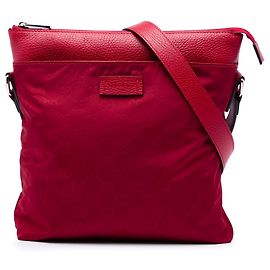 Borsa a tracolla piatta Gucci in nylon rosso GG