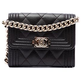 Porta-cartões Chanel Boy em couro caviar matelassé marrom com corrente