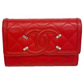 Cartera tri-fold de Chanel en piel de becerro granulada roja