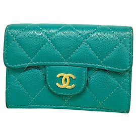 Cartera tri-fold Chanel Matelassé en Green