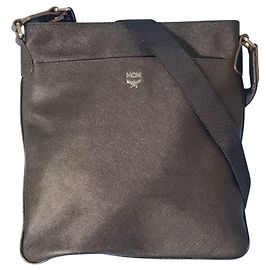 Bolso de hombro MCM de cuero negro