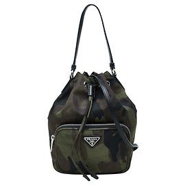 Sac à main camouflage Prada avec plaque logo triangle