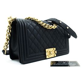 CHANEL Boy Schultertasche mit Kette aus genarbtem Kalbsleder Schwarz Gesteppt Gold