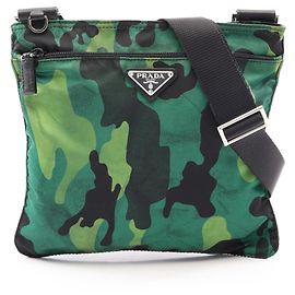 Bolso de hombro Prada con logo triangular y camuflaje