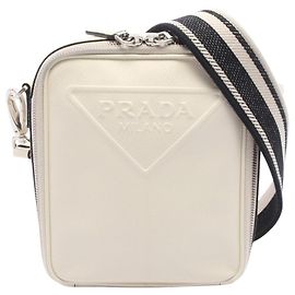 Bolso de hombro Prada con logotipo triangular