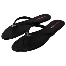 Chanclas de goma negra con logo de placa de Prada