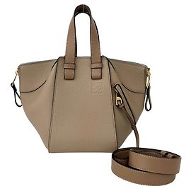 Bolso de hombro 2 vías de piel Loewe Hammock Compact Anagram Logo