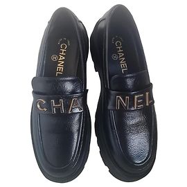 Chanel Loafer aus schwarzem Lackleder mit Profilsohle