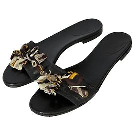 Ciabatte Gucci in pelle nera con Horsebit e motivo foulard