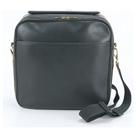 Bolsa de ombro Louis Vuitton Taiga Tura em couro
