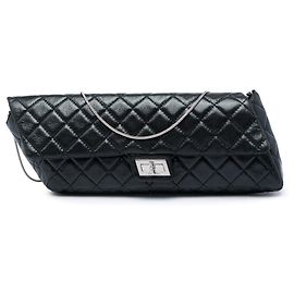 Pochette Chanel Reissue 2.55 en veau glacé noir avec chaîne