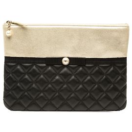 Clutch Chanel Pearl O Case em pele de cordeiro acolchoada preta e pele de vitela metálica, tamanho Medium