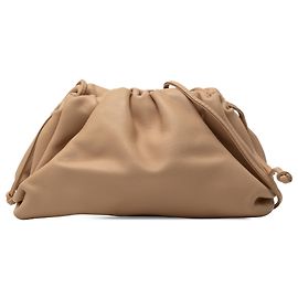 Bottega Veneta The Mini Pouch Crossbody em pele de cordeiro castanha