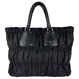 Borsa a mano Prada nera in nylon e pelle