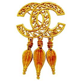 Broche Chanel chapado en oro con marca Coco