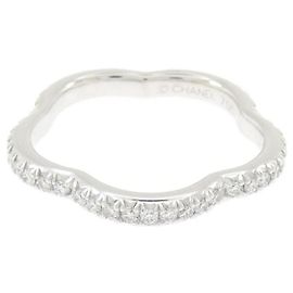 Anillo Chanel Camélia en oro blanco de 18K