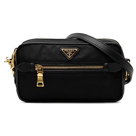 Bolso bandolera Prada con placa de logotipo triangular