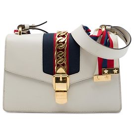 Bolsa Satchel Gucci Sylvie Small em couro de bezerro branco com Web
