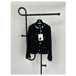 Casaco Chanel de cashmere preto com bordado de camélia
