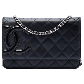Bolsa crossbody Chanel Cambon Ligne Wallet On Chain em pele de cordeiro acolchoada preta