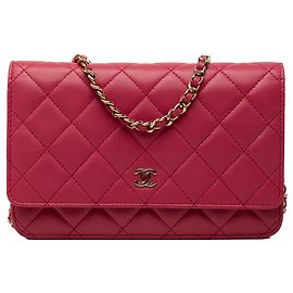 Bolsa tiracolo Chanel CC matelassada em pele de cordeiro vermelha com carteira de corrente