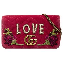 Gucci Mini GG Marmont gesteppte Samt-Umhängetasche mit Stickerei in Rosa, Modell Love Wallet On Chain