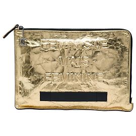 Pochette Clutch Chanel Feministe Mais Feminine en cuir de veau métallisé doré froissé