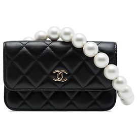 Bolso bandolera Chanel Maxi Pearls de piel de cordero acolchada negra con cadena