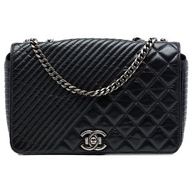 Bolso de hombro Chanel Coco Boy en piel de ternera brillante negra, tamaño mediano